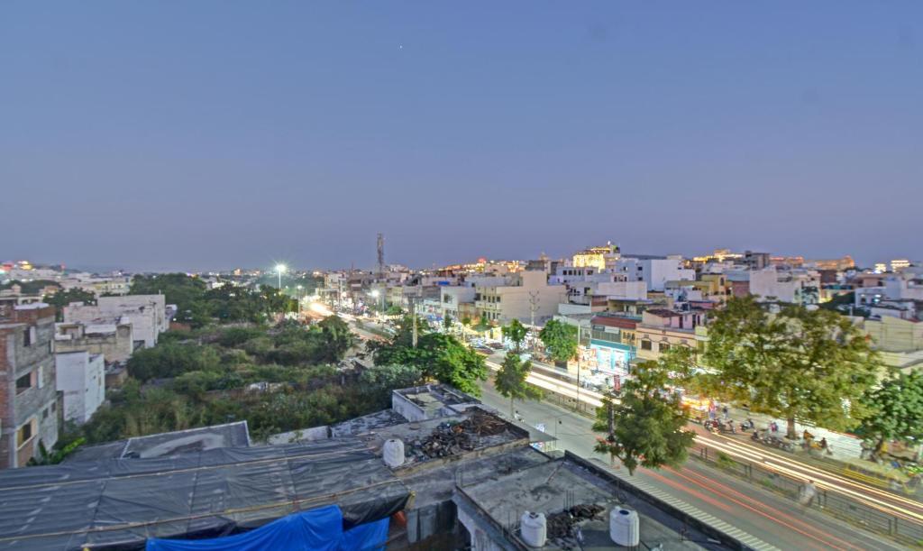 Treebo Paras Raj Near City Palace Udaipur Buitenkant foto